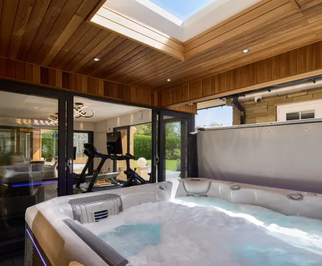 Garden studio with a hot tub